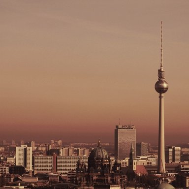 Himmel über Berlin mit dem Fernsehturm in der Dämmerung