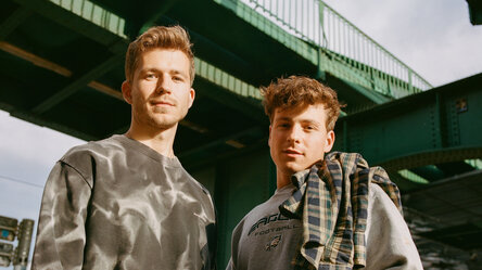 Die O'Bros vor einer Brücke stehend