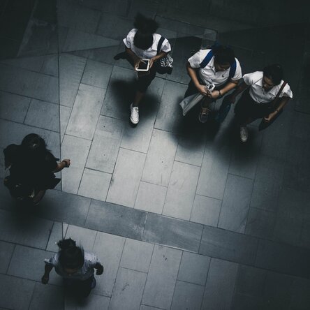 Schüler in Uniform auf Straße