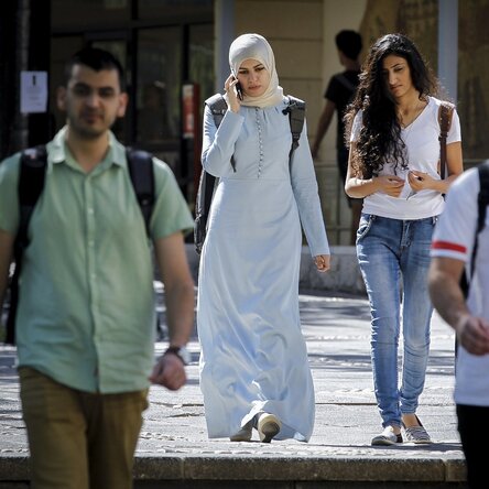 Junge Menschen, modern und traditionell gekleidet