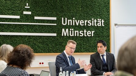 Johannes Wessels und Mouhanad Khorchide beim Pressegespräch im münsterschen Schloss