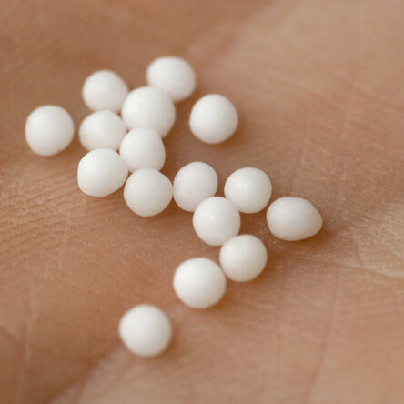 Globuli in Handfläche