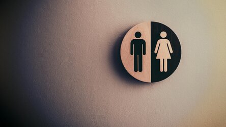 Toilettenschild mit Symbolbild für "Männer" und "Frauen"