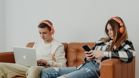 Jugendliche am Laptop und Smartphone