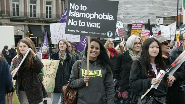 Demonstranten mit Schild "No to Islaophobia. No to war."