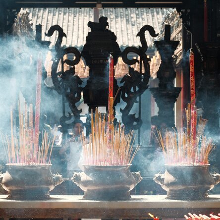 Rauchende Räucherstäbchen