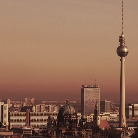 Himmel über Berlin mit dem Fernsehturm in der Dämmerung